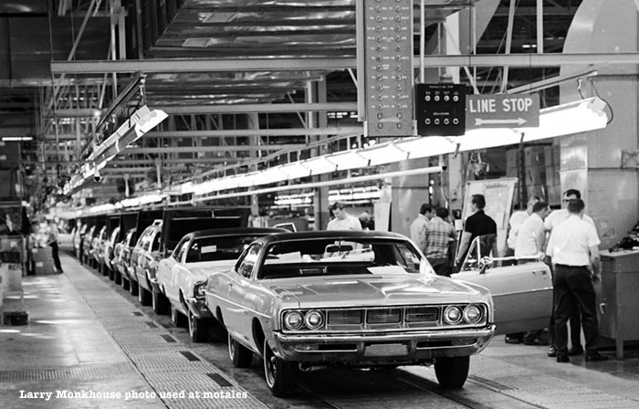 1971 Dodges at assembly plant